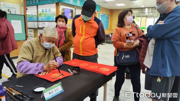 ▲▼     朴醫喜迎金蛇年 大師舞墨贈「春」「廉」 。（圖／朴子醫院提供）