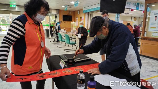 ▲▼     朴醫喜迎金蛇年 大師舞墨贈「春」「廉」 。（圖／朴子醫院提供）