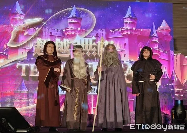 ▲右起貿協副秘書長邱輝立、扮成魔戒甘道夫的董事長黃志芳、成=扮成哈利波特鄧普利多的秘書長王西蒙與副秘書長周秀隆。（圖／記者張佩芬攝）