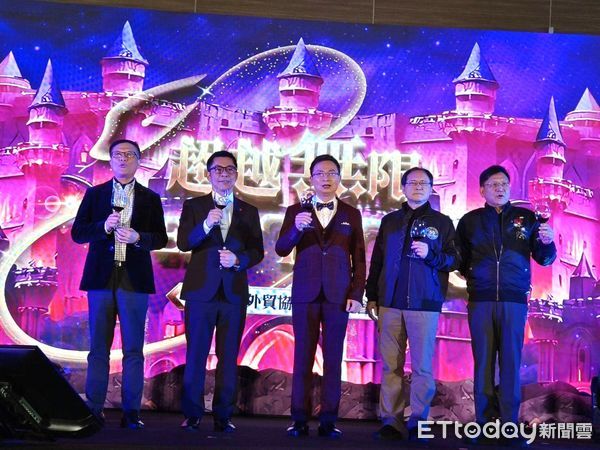 ▲黃志芳(中)與副董事長陳昱凱(左二)率貿協高階敬酒。（圖／記者張佩芬攝）