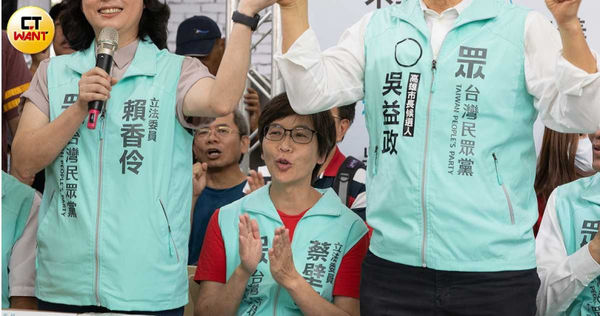 蔡壁如2020代表民眾黨當選立委後，四處替黨內大小活動造勢與抬轎，儼然是時任黨主席柯文哲的分身。圖為2020年民眾黨推出時任高雄市議員吳益政（右）參與市長補選，蔡壁如也代表民眾黨主籌後援。（圖／CTWANT攝影組）