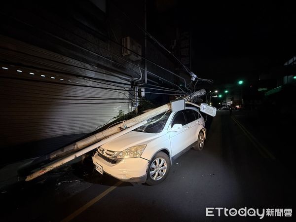 ▲苗栗市光復路清晨發生轎車自撞路燈桿，酒駕男當場被警方逮捕法辦。（圖／記者楊永盛翻攝）