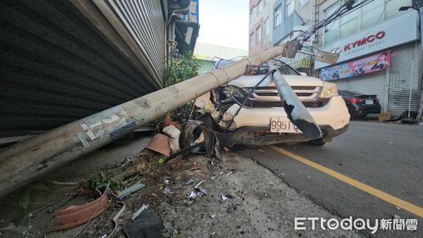 ▲苗栗市光復路酒駕自撞，廖姓男子被當場逮捕。（圖／記者楊永盛翻攝）