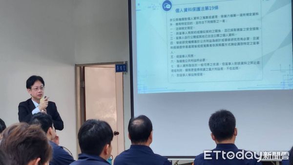 ▲東港警分局長高志正頒發法律顧問聘師給鍾毓榮律師事             。（圖／記者陳崑福翻攝）