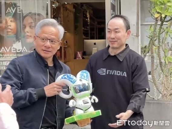 ▲黃仁勳送給設計師輝達「領頭羊」紀念品。（圖／攝影中心）