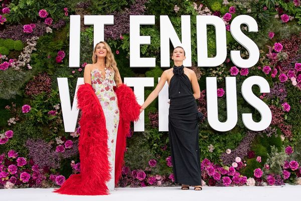 布蕾克萊芙莉（左）被指控刻意引導其他演員伊莎貝拉費蕾爾（右），在宣傳期間疏遠導演。（索尼影業提供）