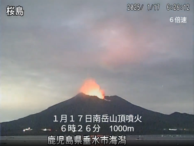 日本櫻島火山今晨噴發！煙柱高噴1000公尺　岩漿四散畫面曝