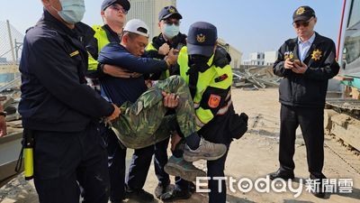 東港安泰醫院拆違建！承包商「插花」惡搞　警強制抬離上銬送辦