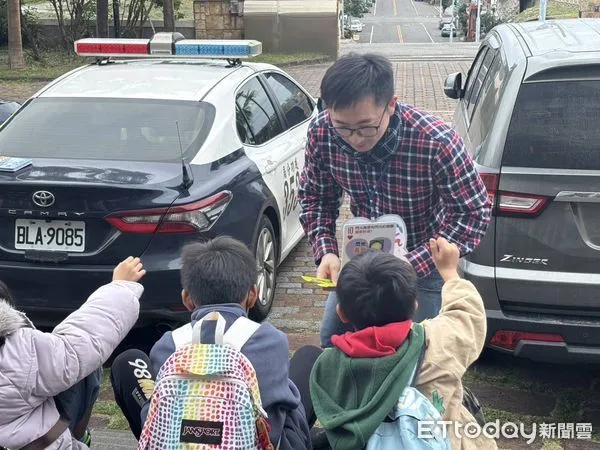 ▲三民國小師生參訪成功分局。（圖／記者楊漢聲翻攝）