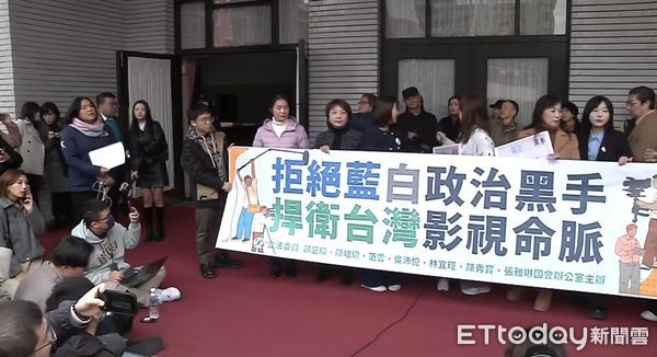 ▲▼多位導演齊聚立法院抗議藍委刪公視預算，國民黨立委陳玉珍到場踢館。（圖／攝影中心攝）