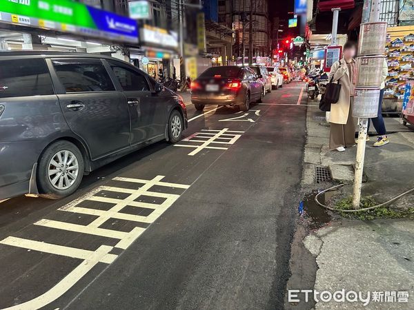 ▲陳國華國二兒公車站牌前挨撞。（圖／記者邱中岳翻攝）