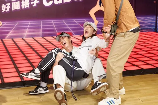 ▲江宏傑公主抱錢薇娟發生慘劇。（圖／好看娛樂）