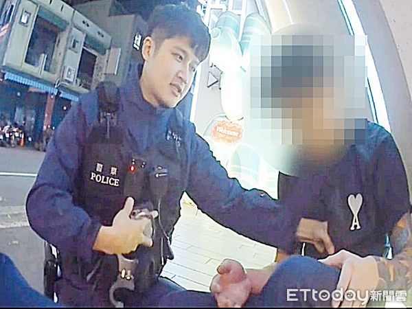 ▲桃園警分局昨天深夜在桃園區某汽車旅館臨檢，石姓男子從3樓跳樓逃逸，一拐一拐企圖逃避仍被查獲。（圖／記者沈繼昌翻攝）