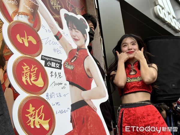 ▲▼李多慧人形立牌10萬拍出。（圖／記者蕭筠攝）