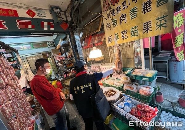 ▲衛生局人員稽查市售食品衛生安全            。（圖／屏東縣政府提供）