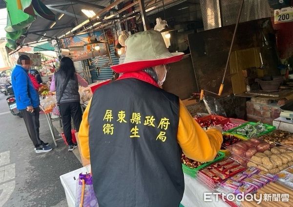 ▲衛生局人員稽查市售食品衛生安全            。（圖／屏東縣政府提供）