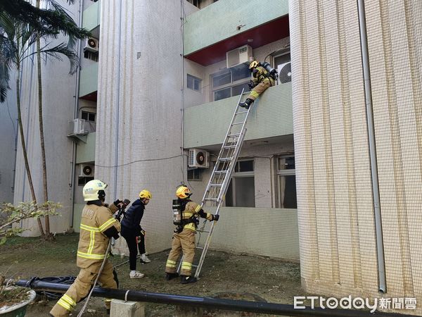 ▲南消三大隊在台南市七股區佳里榮民之家，辦理火災搶救組合訓練、自衛消防編組綜合演練，以提升場所災害應變能力，減少災害損失及確保避難弱者安全。（圖／記者林東良翻攝，下同）