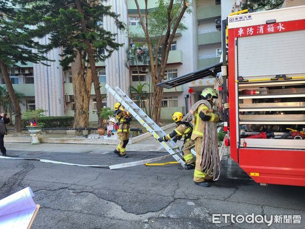 ▲南消三大隊在台南市七股區佳里榮民之家，辦理火災搶救組合訓練、自衛消防編組綜合演練，以提升場所災害應變能力，減少災害損失及確保避難弱者安全。（圖／記者林東良翻攝，下同）