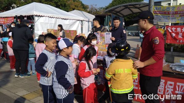 ▲台南市消防局第五大隊於17日在關廟區山西宮與關廟區公所舉辦「關廟有愛關懷弱勢暨捐血活動」。（圖／記者林東良翻攝，下同）