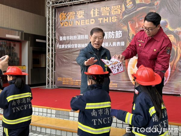 ▲台南市消防局於17日辦理119消防節住家安裝住警器抽獎活動記者會及績優消防與義消人員表揚活動（圖／記者林東良翻攝，下同）。