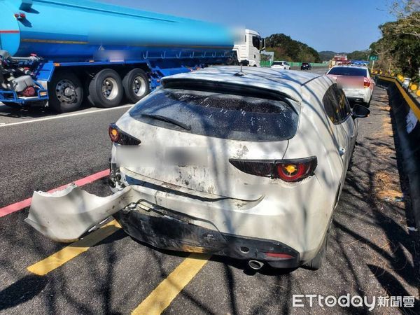 ▲陳姓男子在台中發生轎車，沒有錢叫拖吊車，硬是開著受損轎車上國道被攔，先吃2張罰單。（圖／記者楊永盛翻攝）