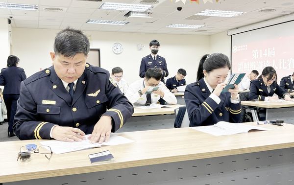 ▲內政部移民署今天在桃園機場舉辦14屆「證照辨識達人比賽」，來自全台機場、港口17位移民官同堂競技。（圖／移民署提供）