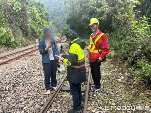 ▲▼ 民眾行走阿里山鐵路，警方依法裁罰  。（圖／林鐵及文資處提供）