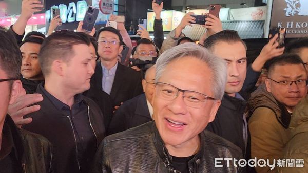 ▲黃仁勳逛逢甲夜市。（圖／記者游瓊華攝）