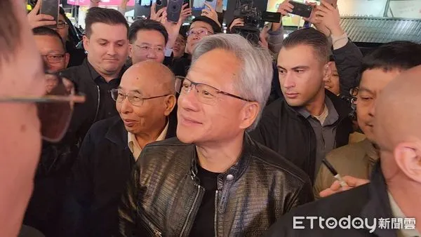 ▲黃仁勳逛逢甲夜市。（圖／記者游瓊華攝）
