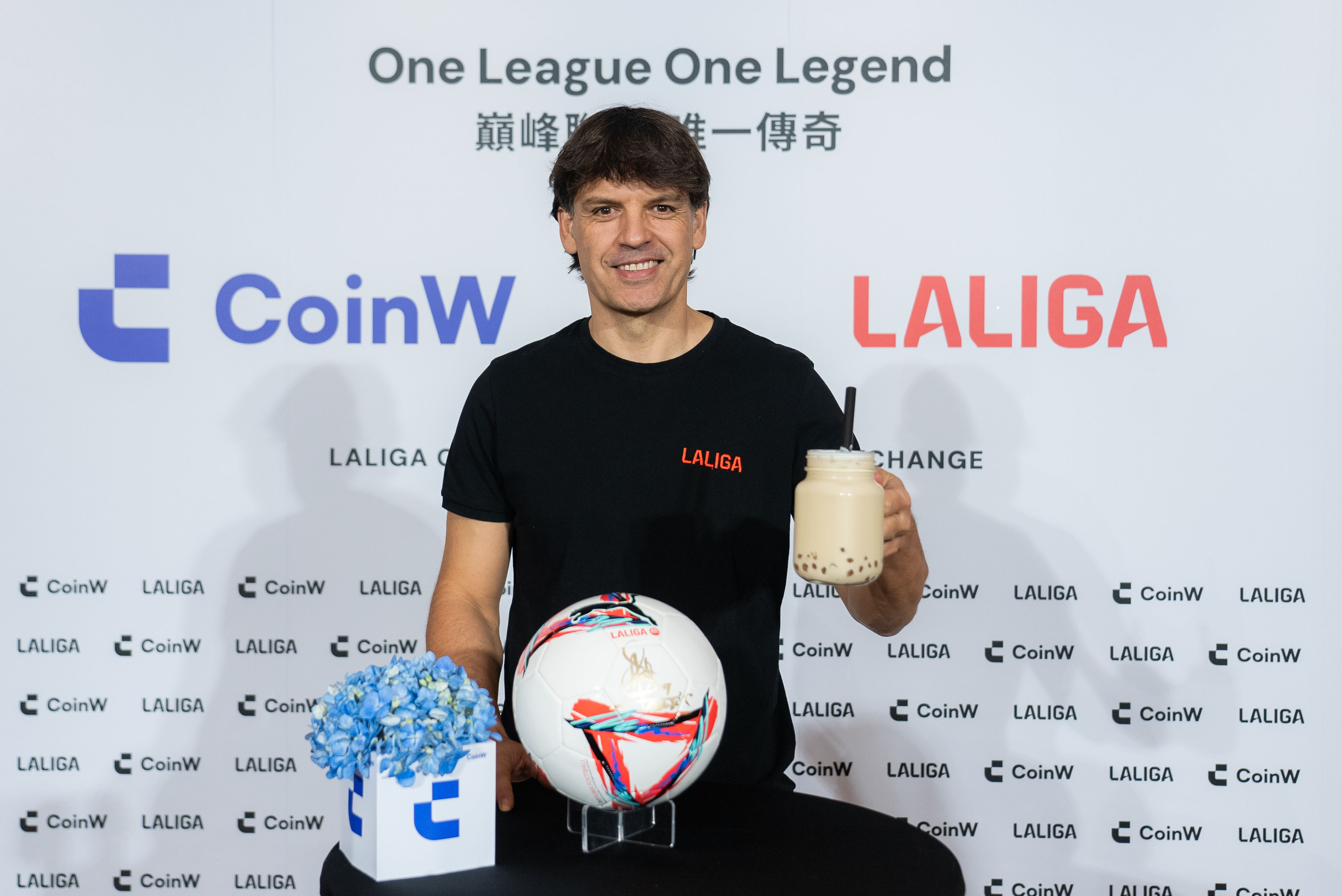 ▲▼西甲大使、皇馬傳奇球星莫里恩特斯旋風訪台         。（圖／CoinW提供）