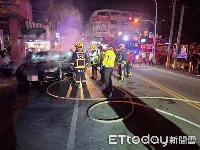 開到一半引擎蓋突冒煙　台中400萬BMW大7路邊狂燒...駕駛傻眼