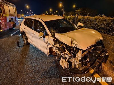 國1民雄段小貨車遭休旅車、聯結車連續衝撞　爛毀畫面曝