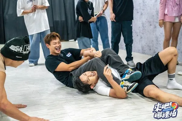 ▲威廉抓住敖犬說要送醫。（圖／TVBS提供）