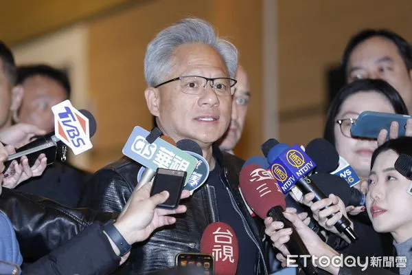 ▲▼輝達創辦人暨執行長黃仁勳現身緯創尾牙現場，表達對緯創資通董事長林明憲的支持與感謝，隨後便趕赴輝達台灣尾牙現場。（圖／記者湯興漢攝）