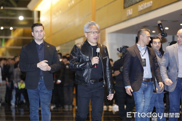 ▲▼輝達創辦人暨執行長黃仁勳現身緯創尾牙現場，表達對緯創資通董事長林明憲的支持與感謝，隨後便趕赴輝達台灣尾牙現場。（圖／記者湯興漢攝）