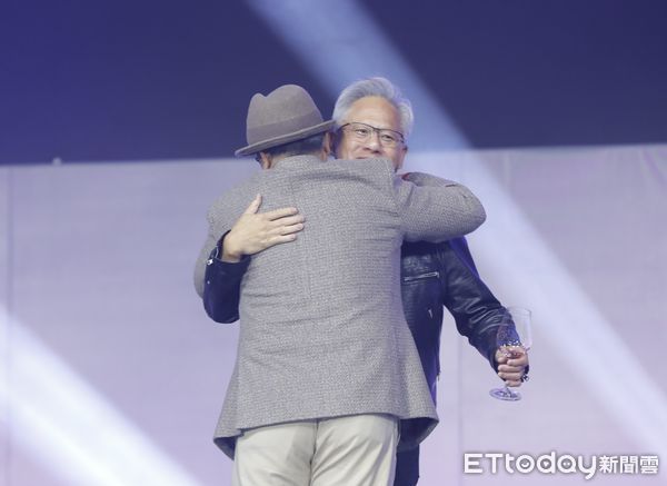 ▲輝達創辦人暨執行長黃仁勳（圖右）現身緯創尾牙現場，表達對緯創資通董事長林憲明的支持與感謝，隨後便趕赴輝達台灣尾牙現場。（圖／記者湯興漢攝）