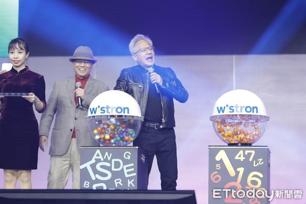 ▲輝達創辦人暨執行長黃仁勳（右1）現身緯創尾牙現場，表達對緯創資通董事長林憲銘（右2）的支持與感謝，現場抽獎犒賞緯創員工。（圖／記者湯興漢攝）