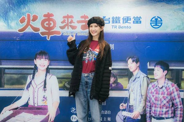 ▲《火車來去》限定款鐵路便當快閃活動 (左起)許孟哲、安心亞、李岳峰導演、張育綺。（圖／華視提供）
