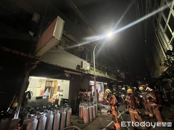 ▲台南市永康區六合路62巷民宅，17日深夜發生火警，3樓處有濃煙、明火竄出，住戶1人緊急逃生。（圖／民眾提供，下同）