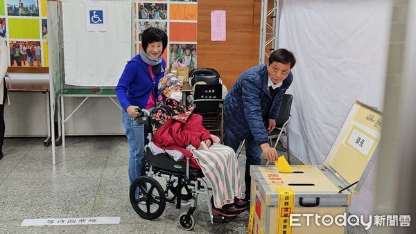 ▲▼草屯鎮長國民黨候選人簡賜勝全家去投票。（圖／記者高堂堯攝）