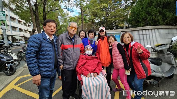 ▲▼草屯鎮長國民黨候選人簡賜勝全家去投票。（圖／記者高堂堯攝）