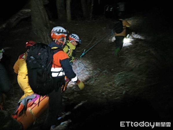 ▲▼       女登山客墜屏風山邊坡，花蓮警消出動救援      。（圖／記者王兆麟翻攝）