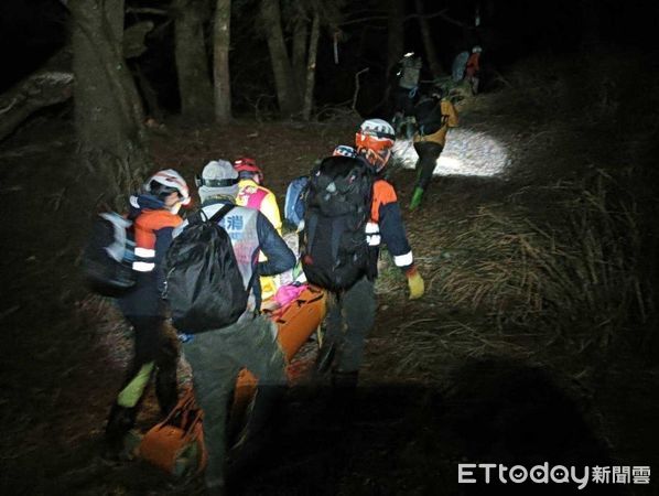 ▲▼       女登山客墜屏風山邊坡，花蓮警消出動救援      。（圖／記者王兆麟翻攝）