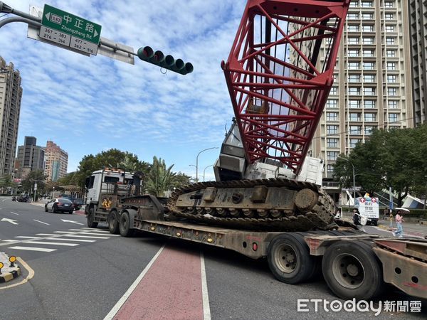 ▲▼蘆洲捷運站外，一輛聯結車載運吊車，疑似未固定好突然滑動掉落馬路            。（圖／記者陸運陞翻攝）