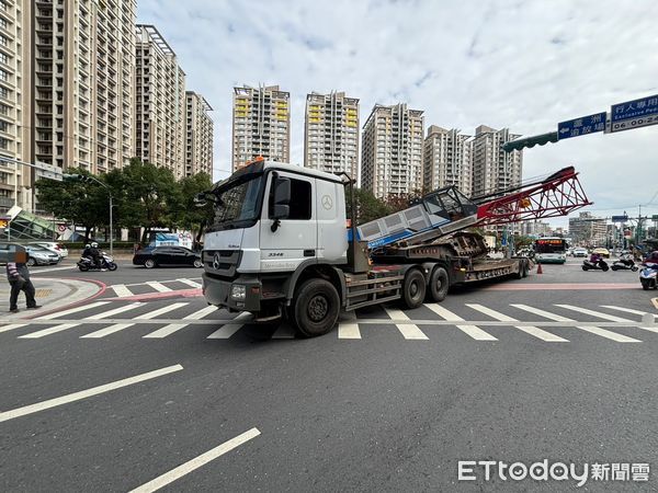 ▲▼蘆洲捷運站外，一輛聯結車載運吊車，疑似未固定好突然滑動掉落馬路            。（圖／記者陸運陞翻攝）