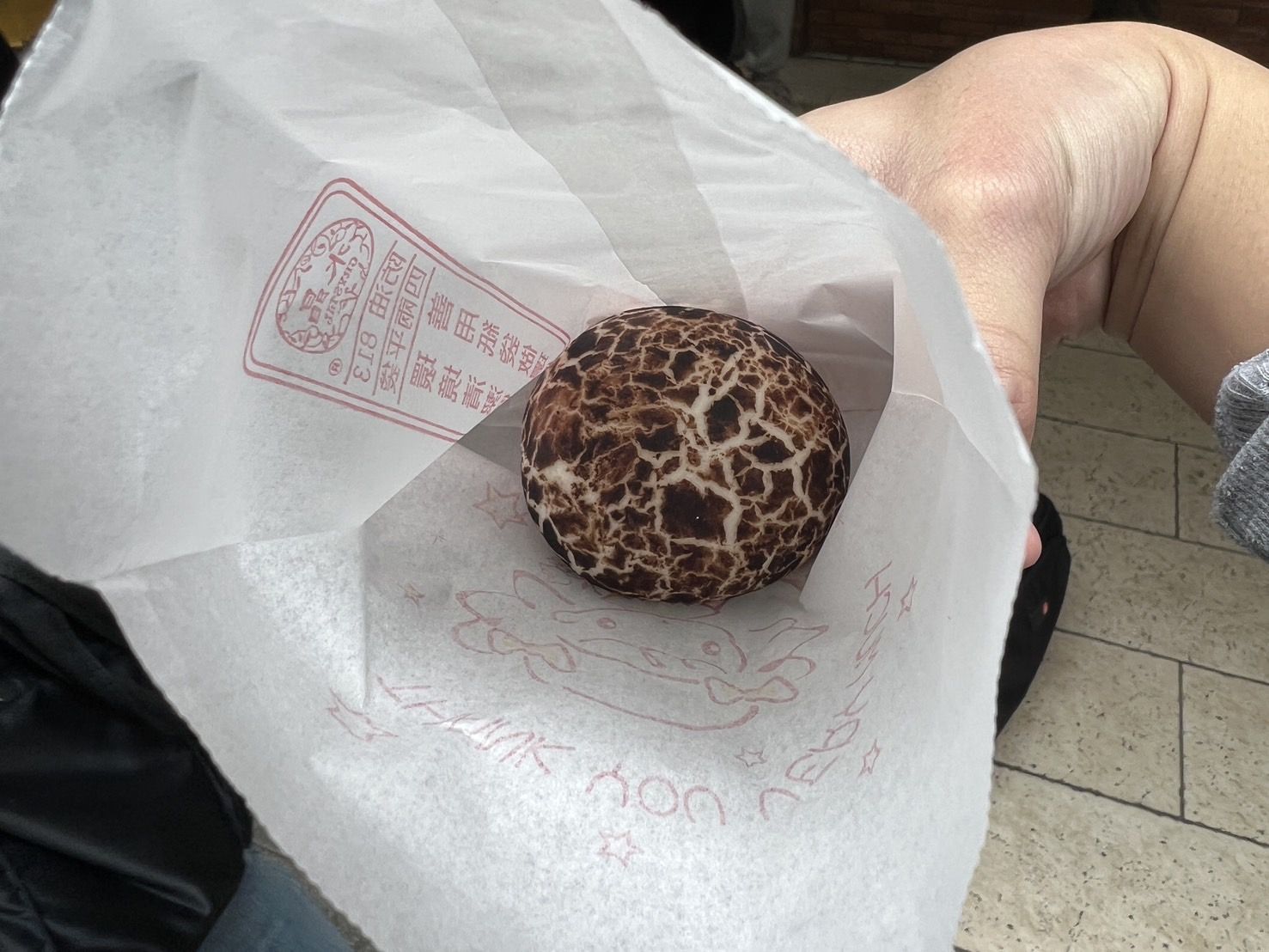 ▲▼黃仁勳「磚窯古早味」宴請台廠36家CEO，體念記者在外守候辛苦，出來發送香菇流沙包跟蘋果西打             。（圖／記者高兆麟攝）