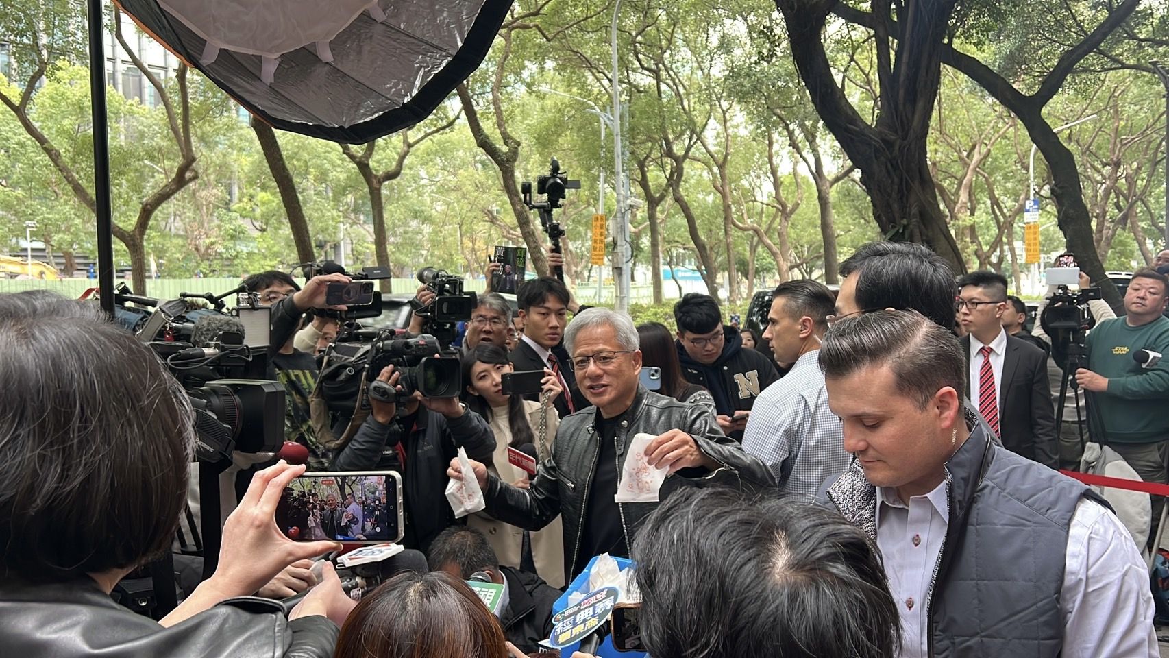 ▲▼黃仁勳「磚窯古早味」宴請台廠36家CEO，體念記者在外守候辛苦，出來發送香菇流沙包跟蘋果西打             。（圖／記者高兆麟攝）