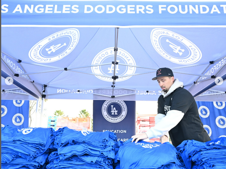 ▲▼2屆塞揚強投史奈爾參與洛杉磯野火賑災活動。（圖／翻攝自IG／dodgersfoundation）