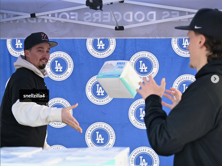 ▲▼2屆塞揚強投史奈爾參與洛杉磯野火賑災活動。（圖／翻攝自IG／dodgersfoundation）