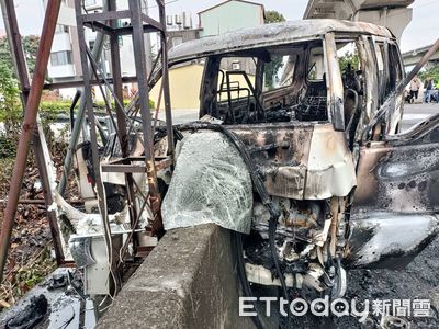 對撞機車！救護車卡橋墩爆炸起火　機車撞成碎片28歲騎士不治